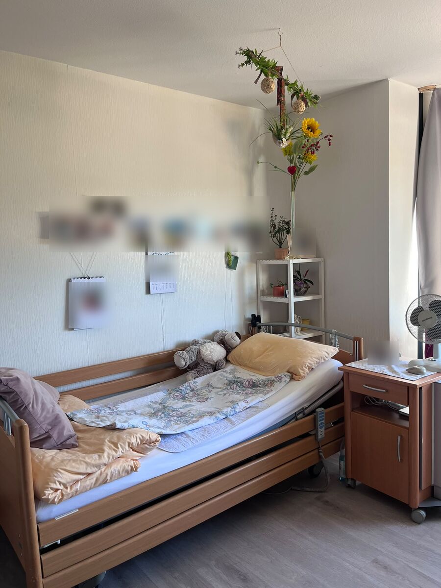 Wohnlich eingerichtetes Bewohnerzimmer mit persönlichen Erinnerungsstücken